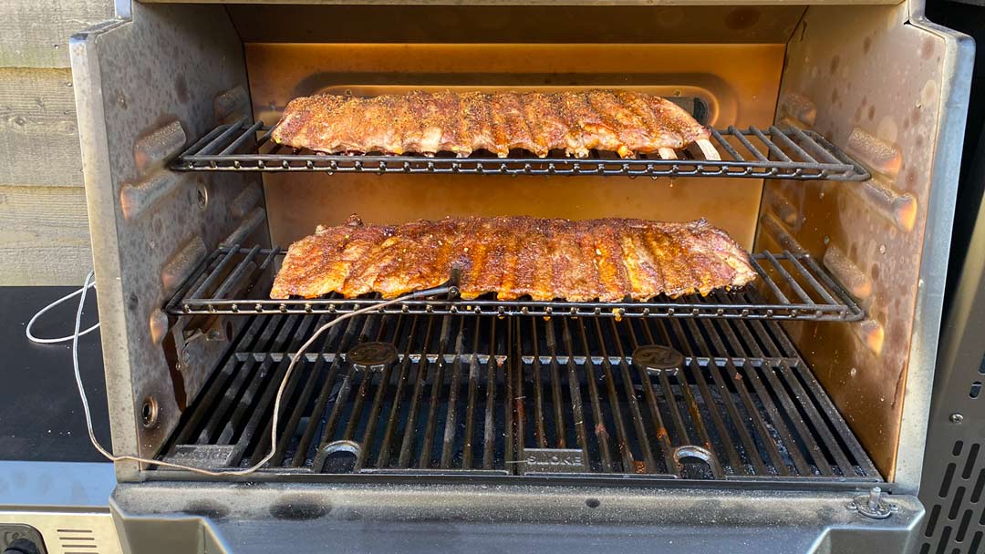 thumbnail image 2 of Masterbuilt MB20040220 Gravity Series 560 Charcoal Grill Smoker 2 of 10